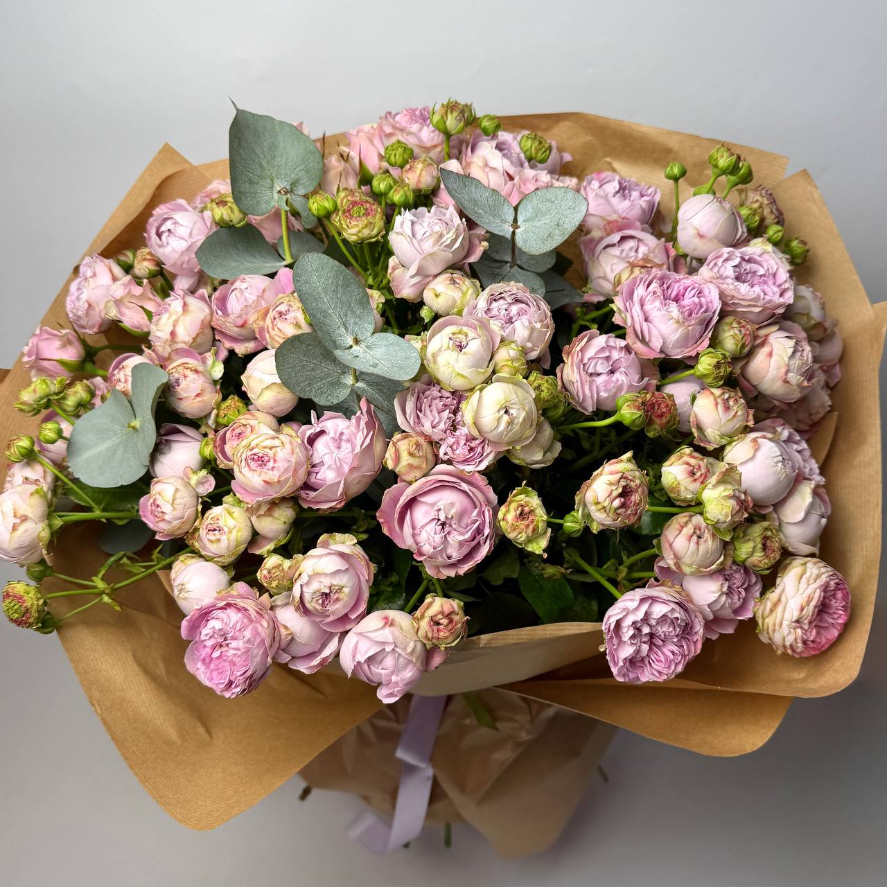 Букет троянд Блоссом Баблз 19 шт, Евкаліпт: Кущові троянди (Фіолетовий) - 19.