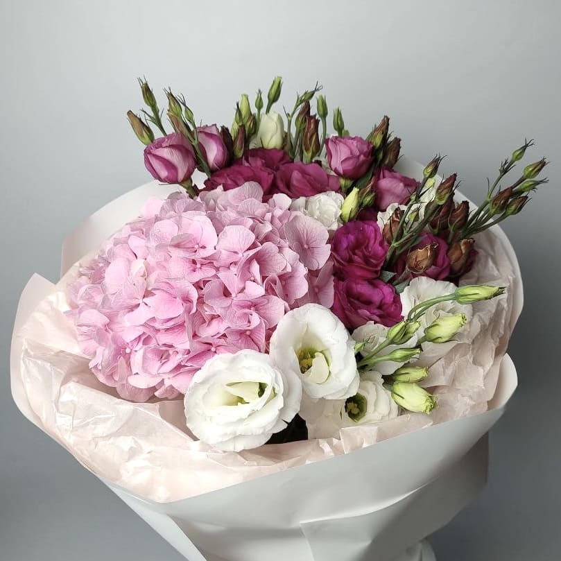 Букет гортензій та еустом 11 шт: Гортензія (Блакитний) - 1
Еустома (Рожевий) - 15
Збірні букети (Рожевий) - 1.