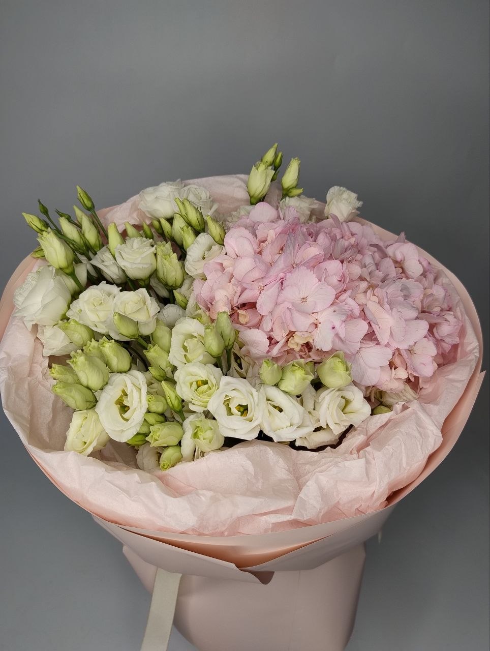 Букет гортензій та еустом 11 шт: Гортензія (Блакитний) - 1
Еустома (Рожевий) - 15
Збірні букети (Рожевий) - 1.