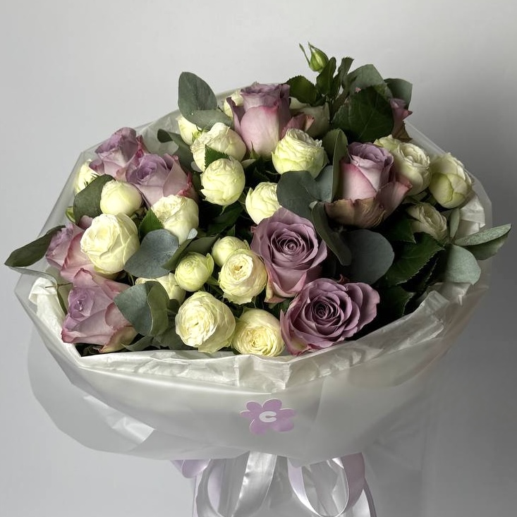 Букет троянд Меморі Лейн шт, Сноу Волд 14 шт: Троянди (Фіолетовий) - 9
Кущові троянди (Білий) - 5
Збірні букети (Фіолетовий) - 1.