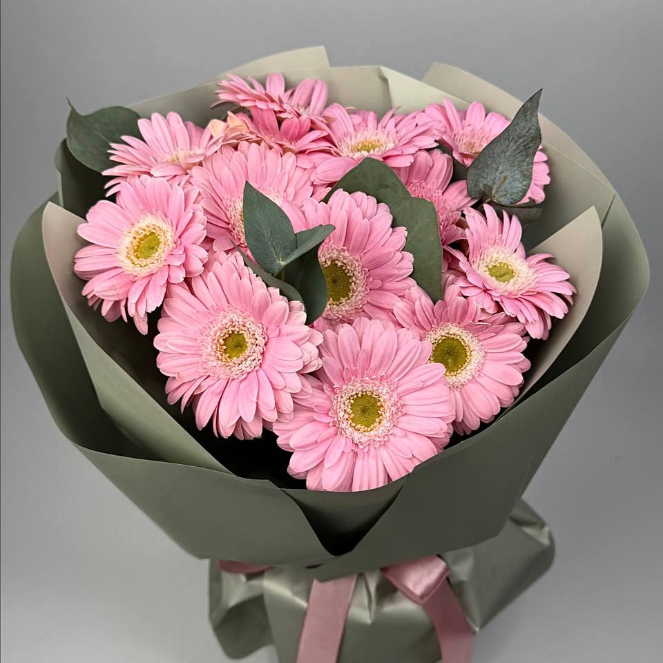 Букет гербер рожевих 13 шт, евкаліпт image