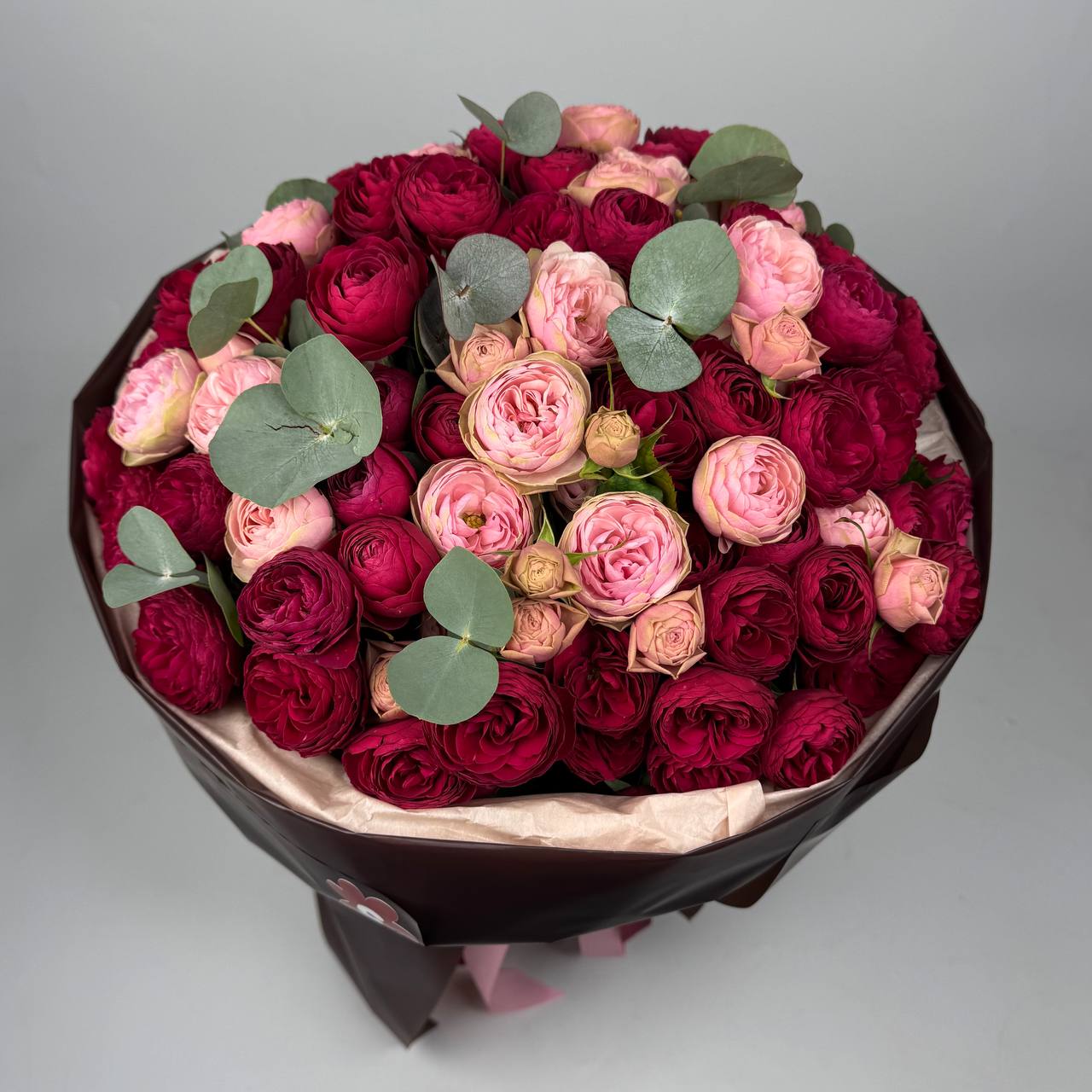 букет Черрі та Світ Трендсеттер 25шт, евкаліпт: Кущові троянди (Мікс) - 23.