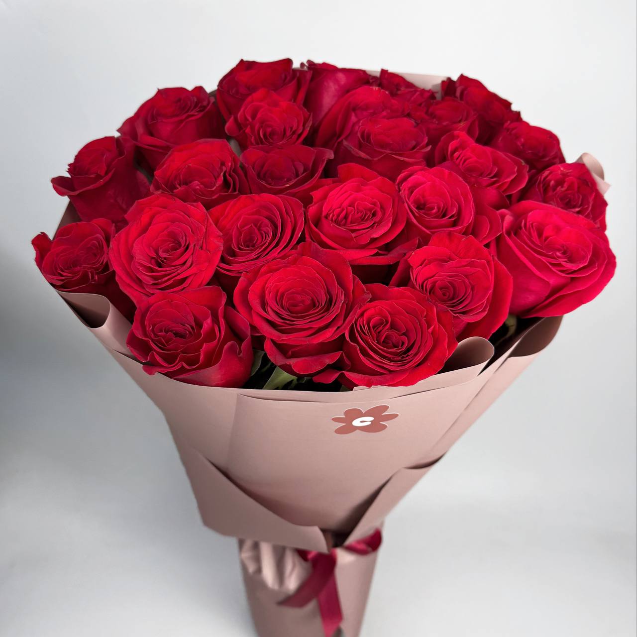 Букет троянд Фрідом 25 шт 80см: Імпортна троянда (Червоний) - 25
День закоханих (Червоний) - 25.