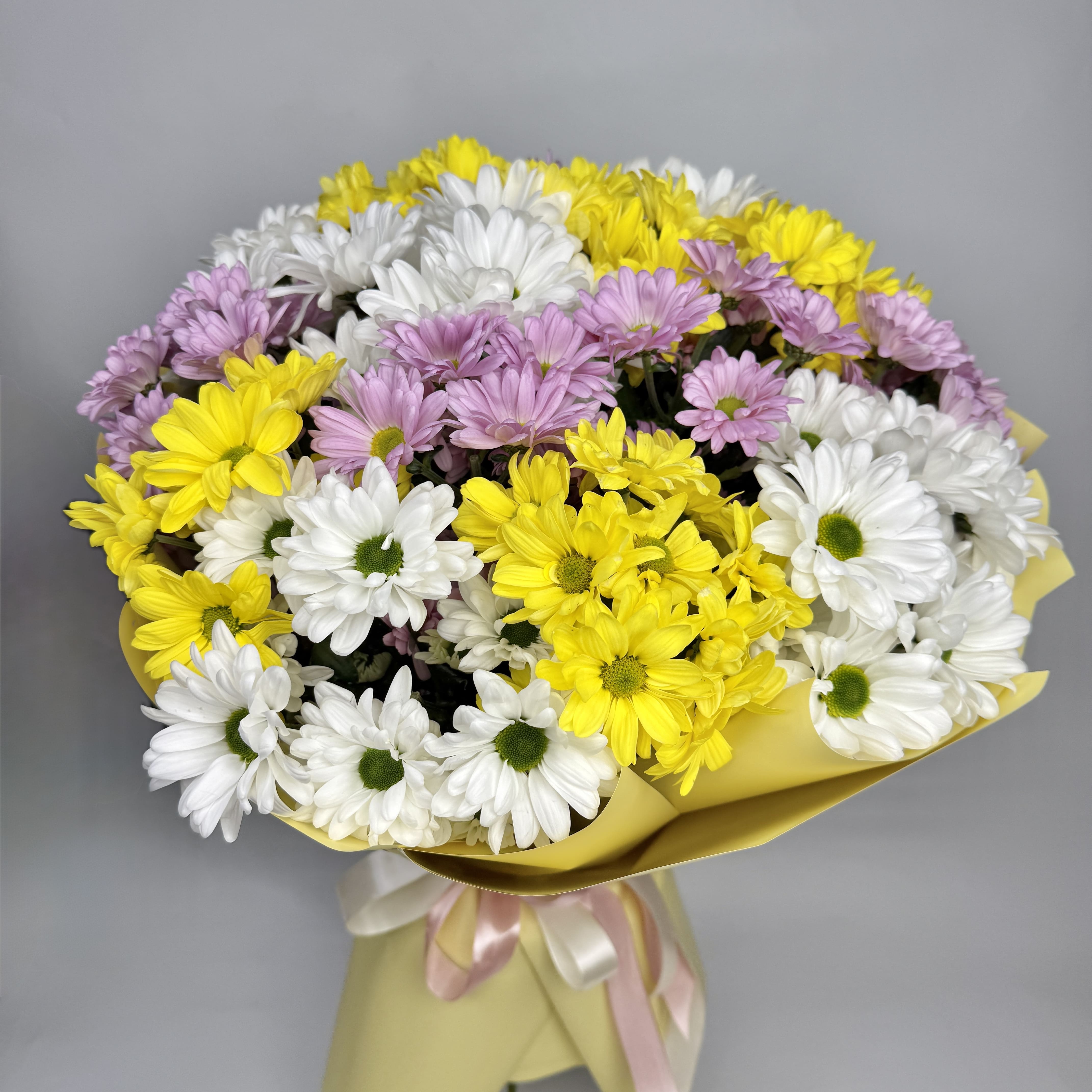 Букет з трьо кольорів хризантеми 21шт image