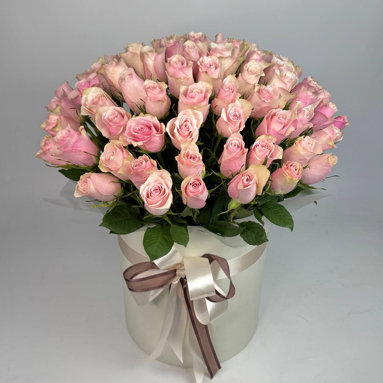 Букет троянд Пінк Атена 75шт в коробці: Імпортна троянда (Рожевий) - 75
Композиції (Рожевий) - 75
День закоханих (Рожевий) - 75.