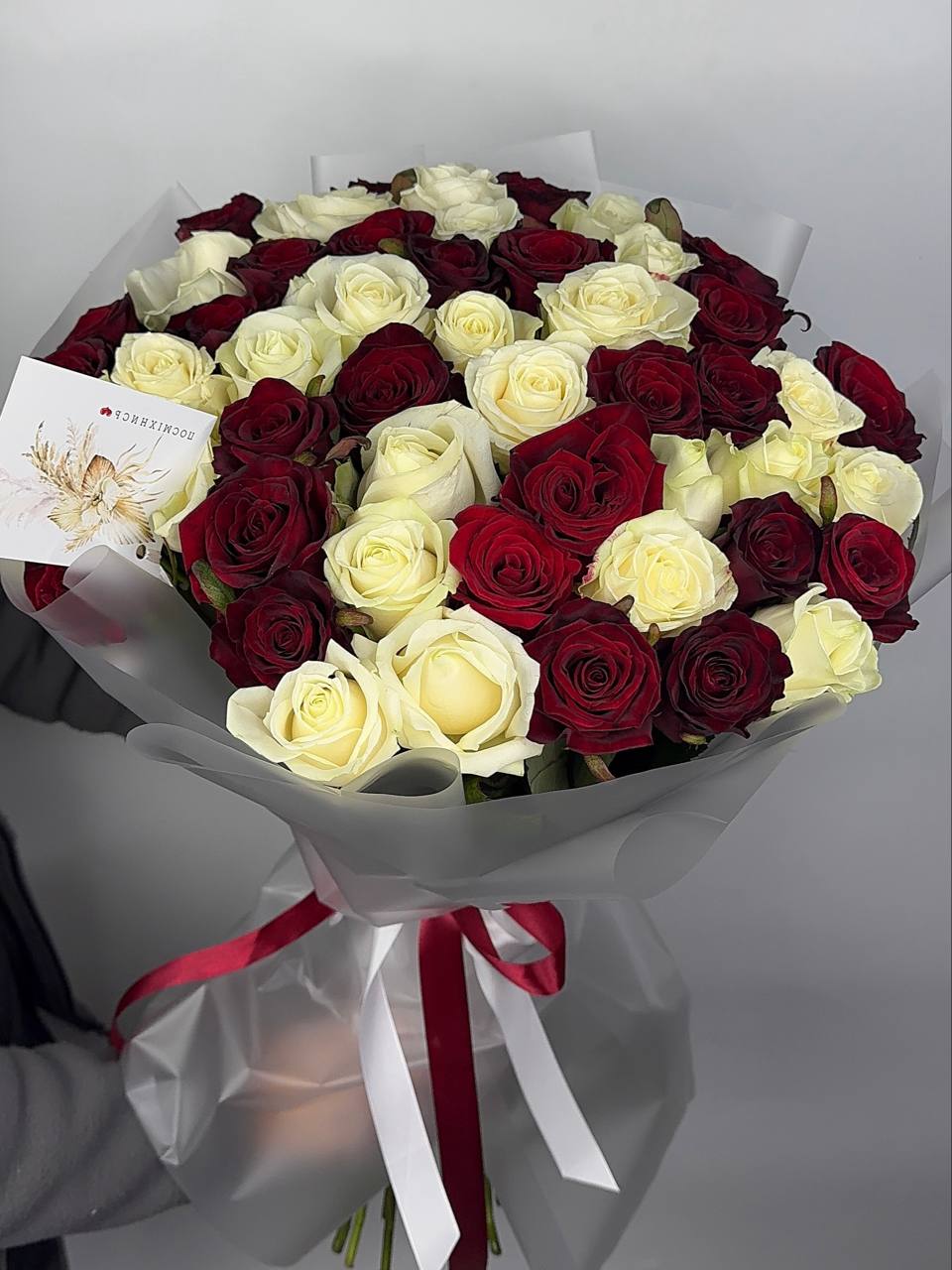 Букет троянд Мікс Аваланч, Гран прі 51 шт (70см): Троянди (Червоний) - 25
Троянди (Білий) - 26
Збірні букети (Мікс) - 51.